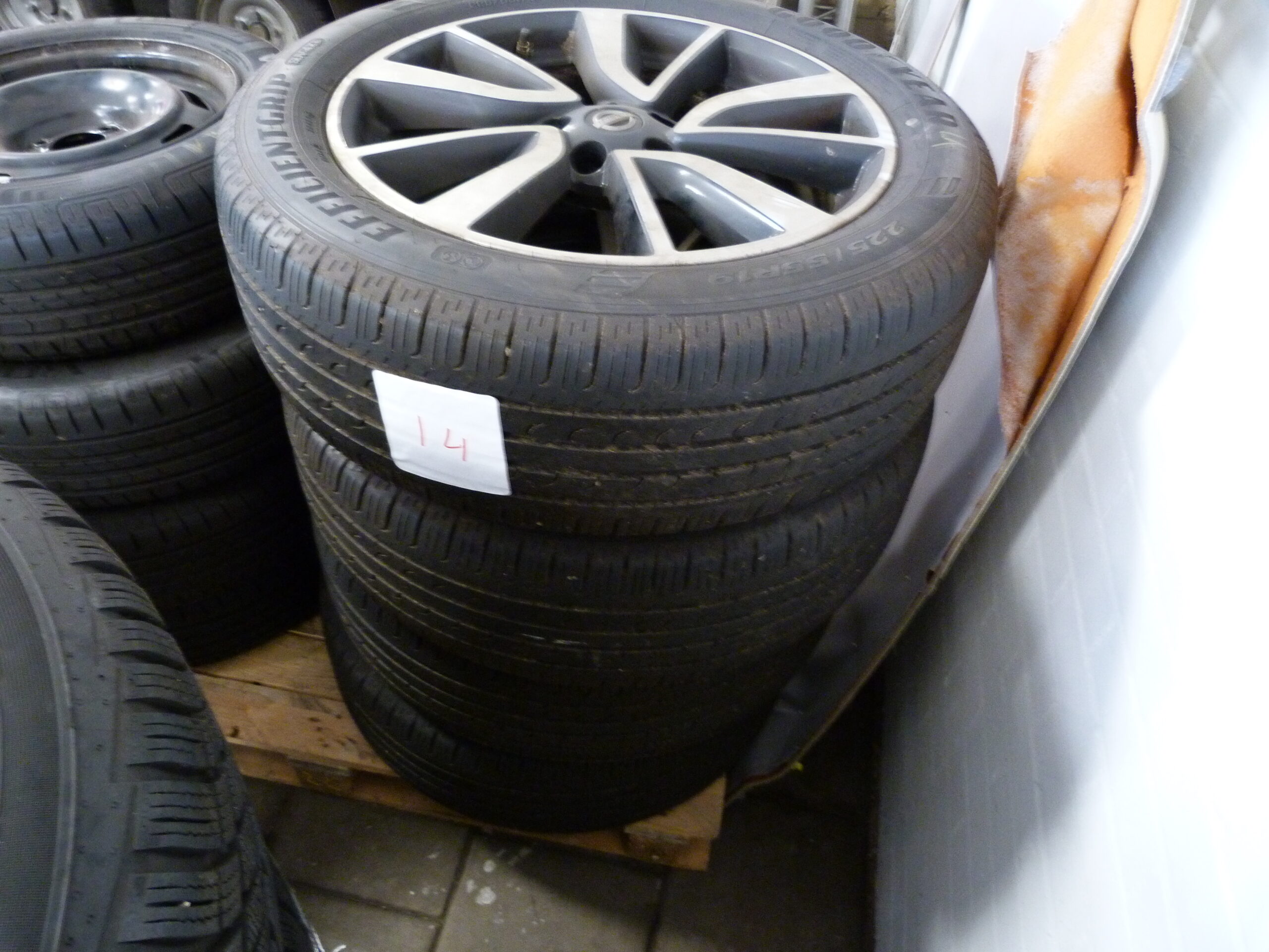 Band set 225/55/19 Goodyear suv 4x4 met sensoren zomer set